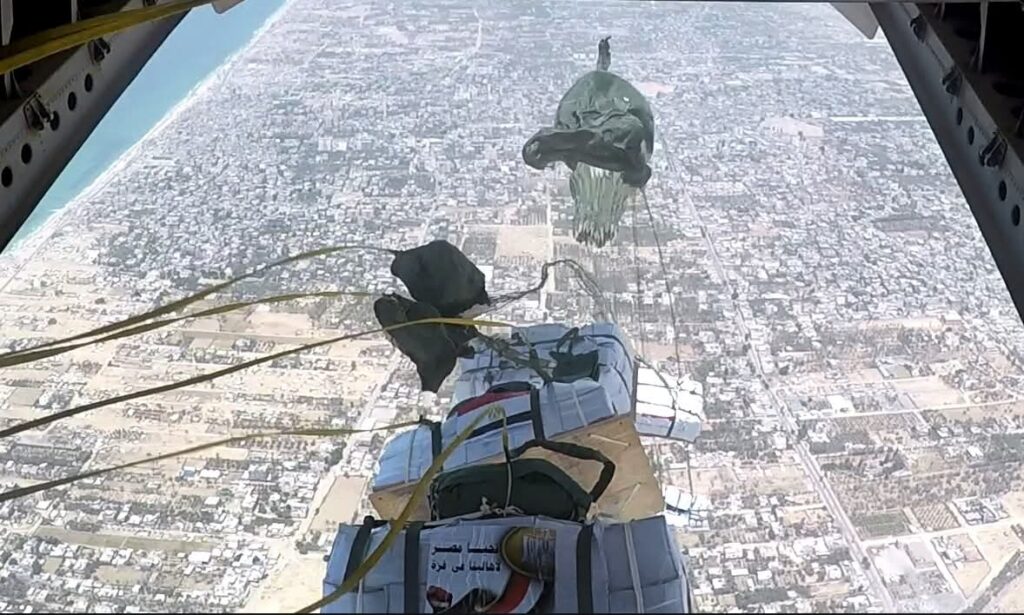 طائرات مصرية تُحلق فوق غزة.. ورسالة إنسانية للفلسطينيين 6 طائرات مصرية تُحلق فوق غزة.. ورسالة إنسانية للفلسطينيين 2025