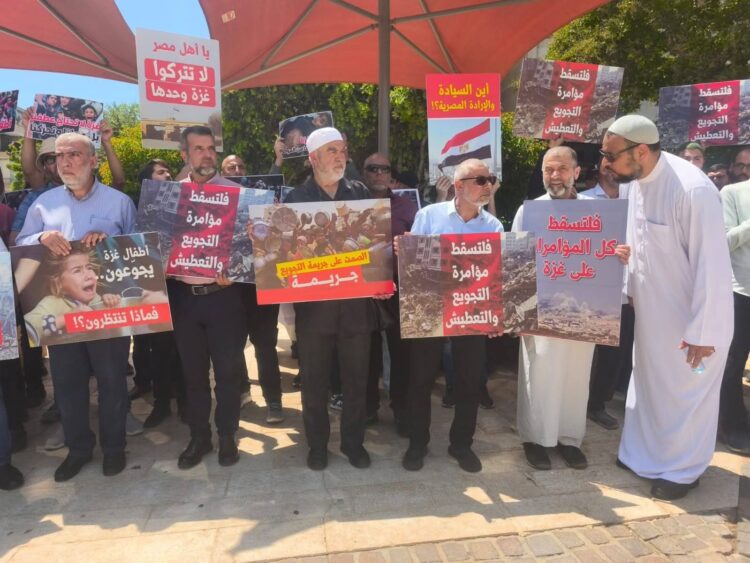 تظاهرة الإخوان المسلمين أمام السفارة المصرية في تل أبيب: عندما تلتقي أعلام إسرائيل والإخوان "صور" 2025