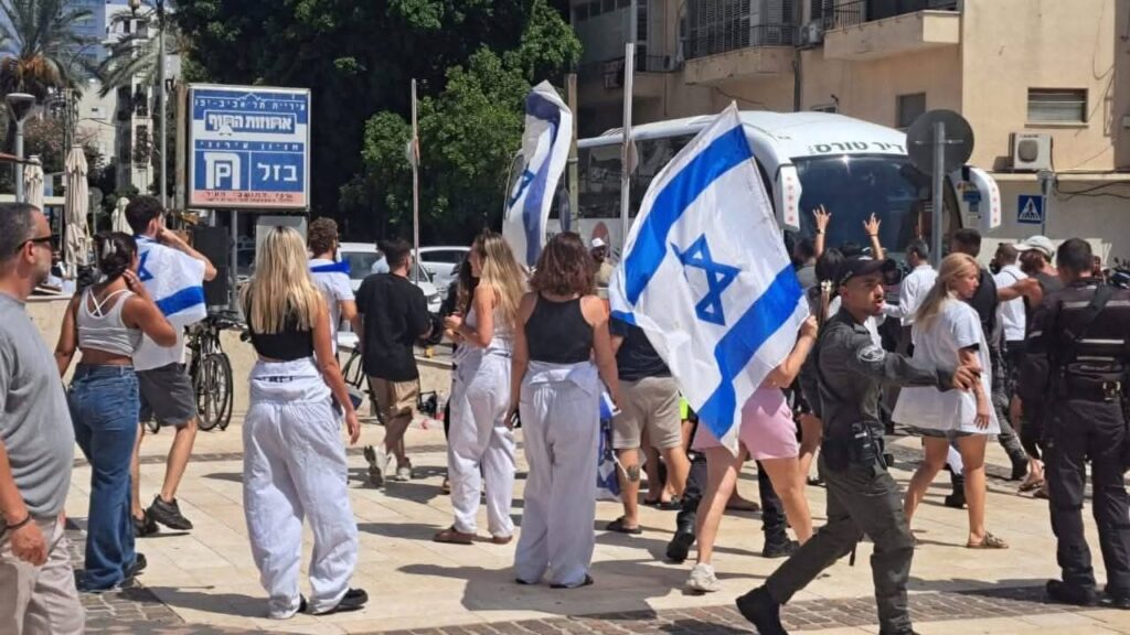 تظاهرة الإخوان المسلمين أمام السفارة المصرية في تل أبيب: عندما تلتقي أعلام إسرائيل والإخوان "صور" 2025