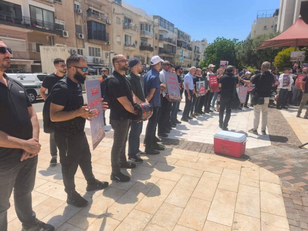 تظاهرة الإخوان المسلمين أمام السفارة المصرية في تل أبيب: عندما تلتقي أعلام إسرائيل والإخوان "صور" 2025