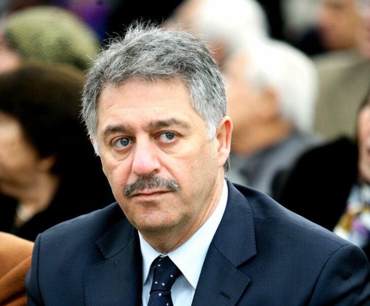 ساحة لبنان تشتعل مجدداً: قرار عباس ضد دبور يُفجر خلافات داخلية في "فتح" 1 ساحة لبنان تشتعل مجدداً: قرار عباس ضد دبور يُفجر خلافات داخلية في "فتح" 2025