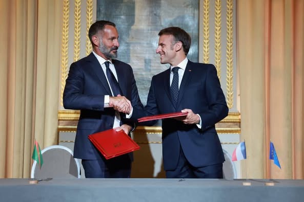 ماكرون يستقبل الأمير رحيم آغا خان إمام الشيعة الإسماعيلية: سوريا وأفريقيا في صلب المحادثات "صور" 4 ماكرون يستقبل الأمير رحيم آغا خان إمام الشيعة الإسماعيلية: سوريا وأفريقيا في صلب المحادثات "صور" 2025