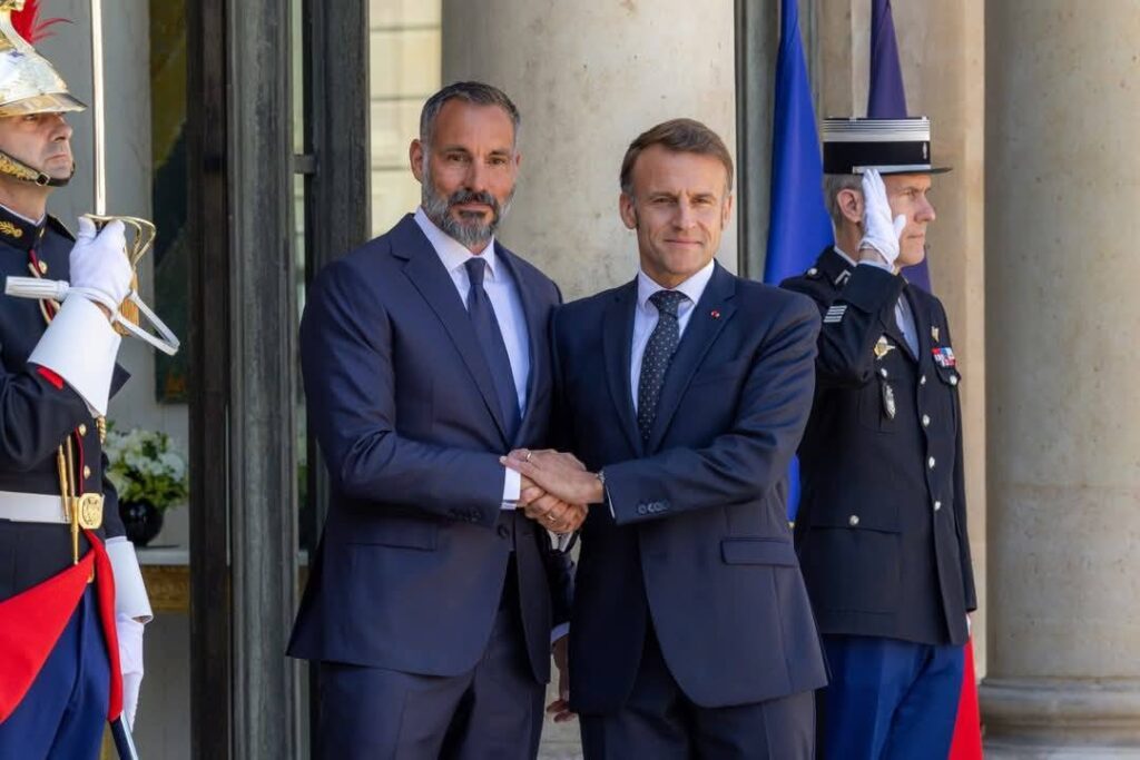 ماكرون يستقبل الأمير رحيم آغا خان إمام الشيعة الإسماعيلية: سوريا وأفريقيا في صلب المحادثات "صور" 3 ماكرون يستقبل الأمير رحيم آغا خان إمام الشيعة الإسماعيلية: سوريا وأفريقيا في صلب المحادثات "صور" 2025