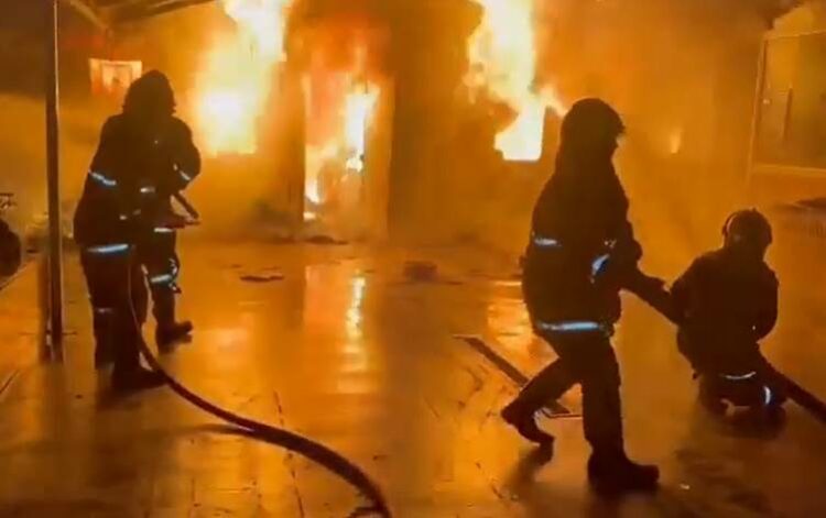 من يقف وراء حريق هايبر ماركت الكوت في العراق؟ "فيديو" 2025