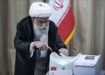 إيران: أحمد جنتي 99 عامًا يُعيَّن أمينًا لمجلس صيانة الدستور لعام إضافي 2025