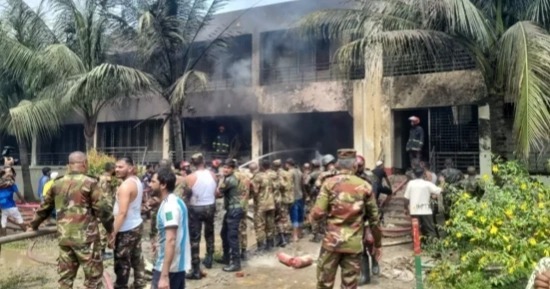 تحطم طائرة تدريب تابعة لسلاح الجو البنغلاديشي فوق مدرسة في دكا "فيديو" 1 تحطم طائرة تدريب تابعة لسلاح الجو البنغلاديشي فوق مدرسة في دكا "فيديو" 2025