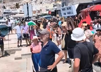سكان جزيرة يونانية يمنعون نزول ركاب سفينة إسرائيلية تضامنًا مع غزة 2025