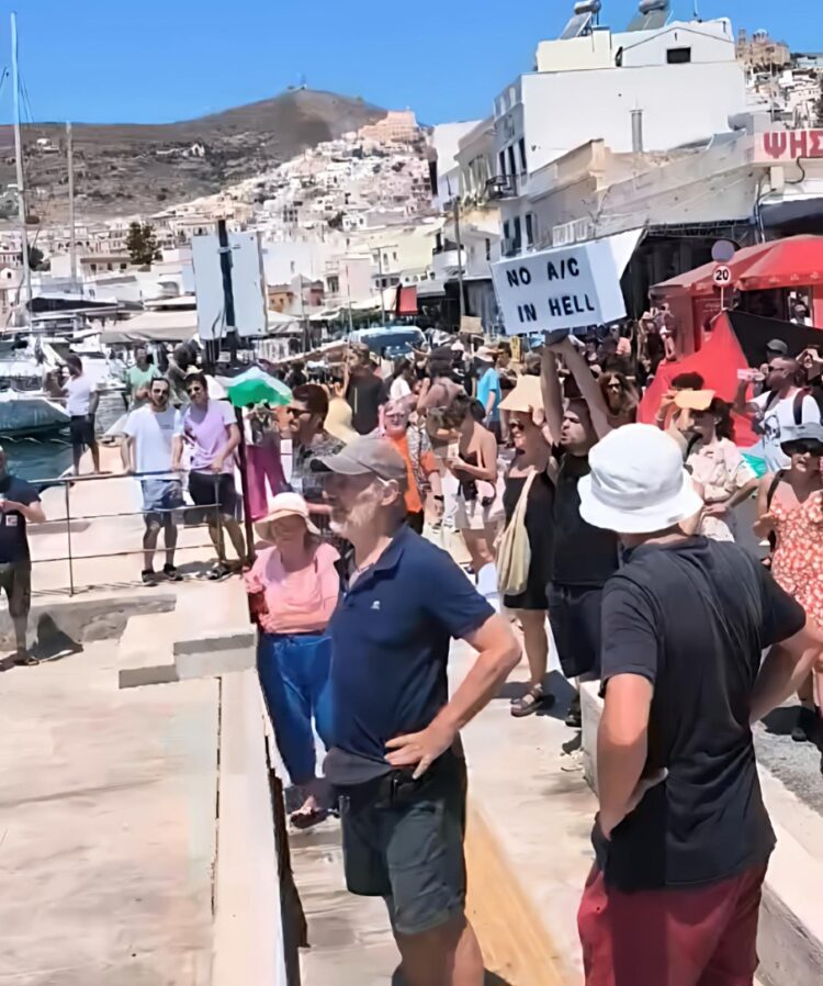 سكان جزيرة يونانية يمنعون نزول ركاب سفينة إسرائيلية تضامنًا مع غزة 2025