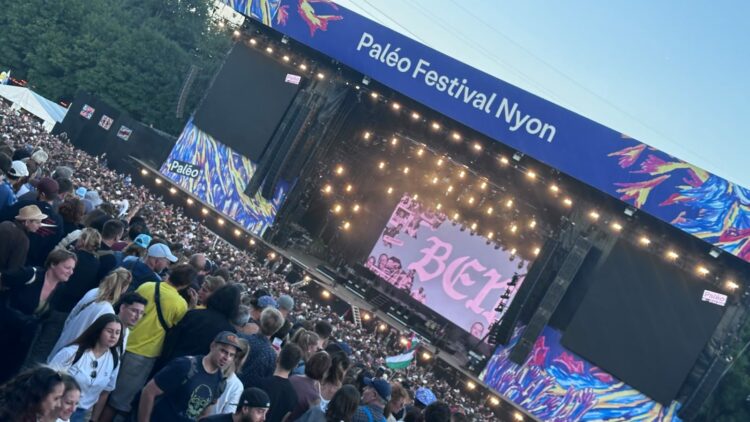 مشهد مؤثر من لولابالوزا باريس: ماكليمور يجدد تضامنه مع فلسطين تحت الأمطار أمام 60 ألف متفرج 2026