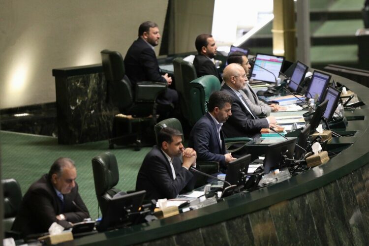 قاليباف يمنع استخدام الهواتف المحمولة داخل البرلمان الإيراني لدواع "تشريعية وأمنية" 1 قاليباف يمنع استخدام الهواتف المحمولة داخل البرلمان الإيراني لدواع "تشريعية وأمنية" 2025