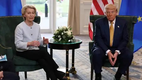 ترامب وفون دير لاين يعلنان اتفاقًا تجاريًا شاملًا من منتجع ترمب في اسكتلندا 1 ترامب وفون دير لاين يعلنان اتفاقًا تجاريًا شاملًا من منتجع ترمب في اسكتلندا 2025