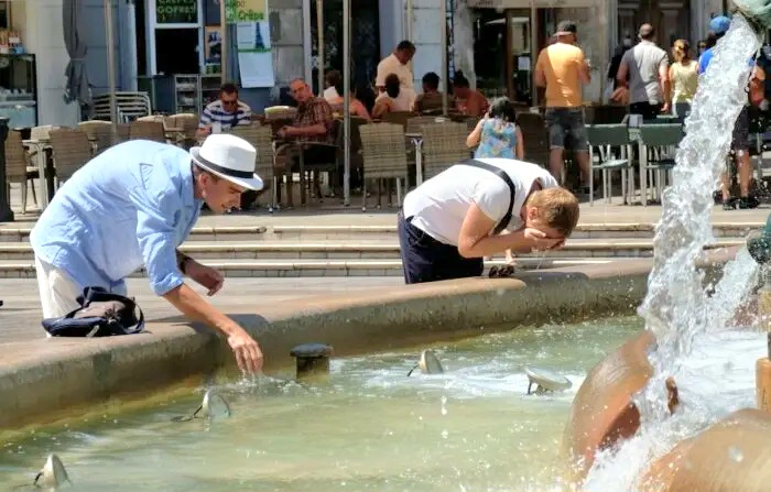 أوروبا تحترق.. موجة الحر تقتل 2300 شخص خلال صيف الأكثر قسوة فى التاريخ 1 أوروبا تحترق.. موجة الحر تقتل 2300 شخص خلال صيف الأكثر قسوة فى التاريخ 2025