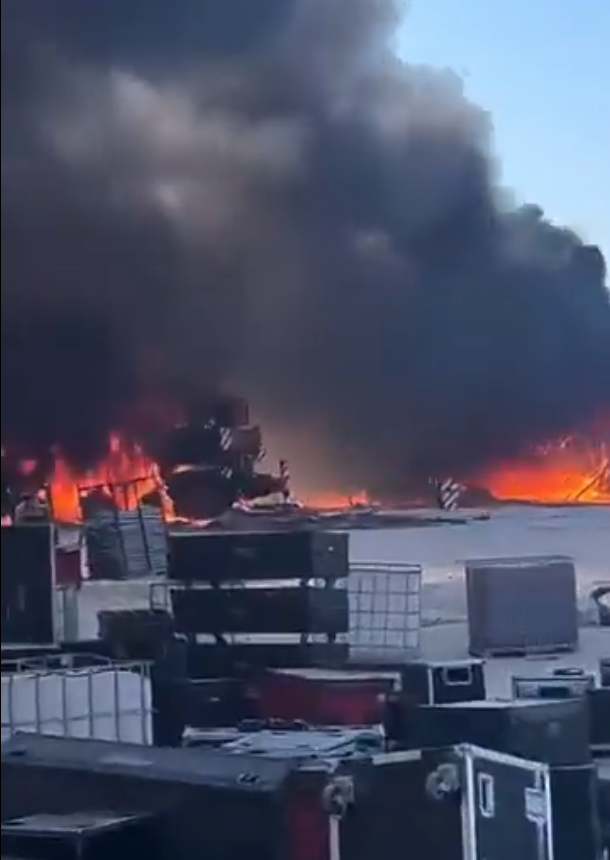 اندلاع حريق ضخم في حفل موسيقى تكنو بقرية هايسندا راس الحكمة في الساحل الشمالي "فيديو" 1 اندلاع حريق ضخم في حفل موسيقى تكنو بقرية هايسندا راس الحكمة في الساحل الشمالي "فيديو" 2025