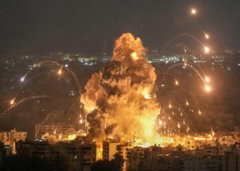 عاجل … غارة إسرائيلية مدمرة على بلدة دير كيفا جنوب لبنان 2025