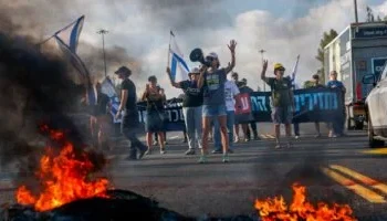 طالبت باقالة نتنياهو…مظاهرات تشل إسرائيل لوقف الحرب مع حماس 2 طالبت باقالة نتنياهو…مظاهرات تشل إسرائيل لوقف الحرب مع حماس 2025