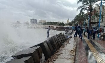 الأمواج تسيطر على الإسكندرية.. وقرار عاجل بغلق الشواطئ امان المصطافين 2025