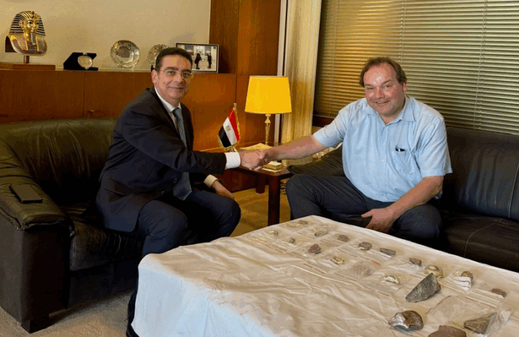 رغم الازمة الدبلوماسية بينهما والانتهاء على السفارة …هولندا تعيد لمصر آثارا مهرّبة 2025