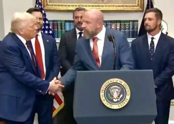 لماذا كان المصارع الشهير "تريبل إتش" مع ترامب في البيت الأبيض؟ 2025