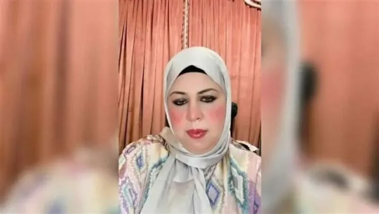 من هي توكر "أم عمر فراولة" ؟ من بائعة فاكهة إلى نجمة تيك توك 1 من هي توكر "أم عمر فراولة" ؟ من بائعة فاكهة إلى نجمة تيك توك 2025