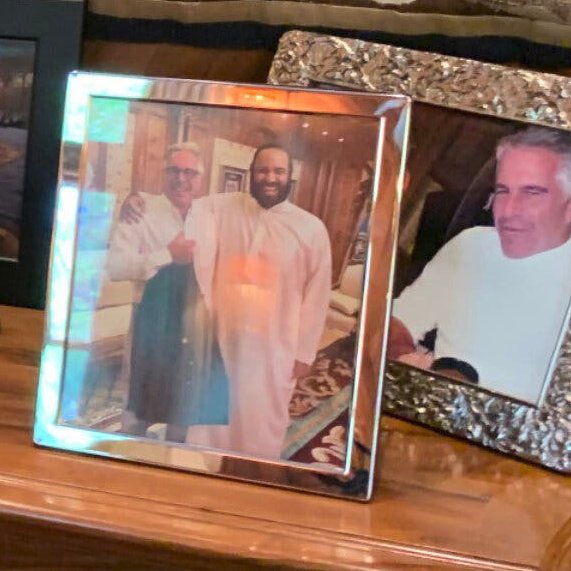 نيويورك تايمز تنشر صورة تجمع محمد بن سلمان وإبستين 2 نيويورك تايمز تنشر صورة تجمع محمد بن سلمان وإبستين 2025