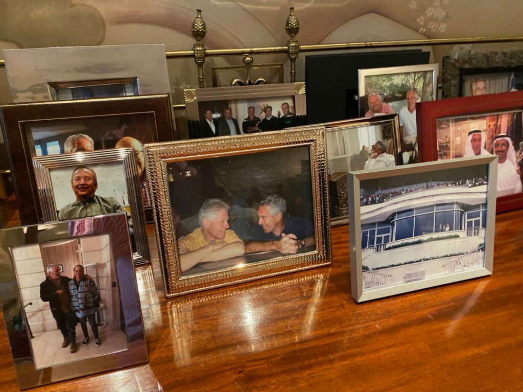 نيويورك تايمز تنشر صورة تجمع محمد بن سلمان وإبستين 4 نيويورك تايمز تنشر صورة تجمع محمد بن سلمان وإبستين 2025