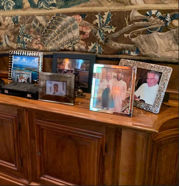 نيويورك تايمز تنشر صورة تجمع محمد بن سلمان وإبستين 1 نيويورك تايمز تنشر صورة تجمع محمد بن سلمان وإبستين 2025