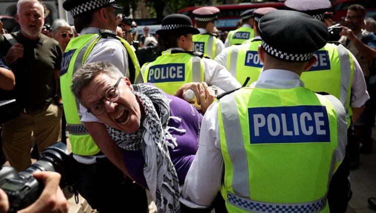 بريطانيا: اعتقالات جماعية في احتجاج على حظر "فلسطين أكشن" 1 بريطانيا: اعتقالات جماعية في احتجاج على حظر "فلسطين أكشن" 2025