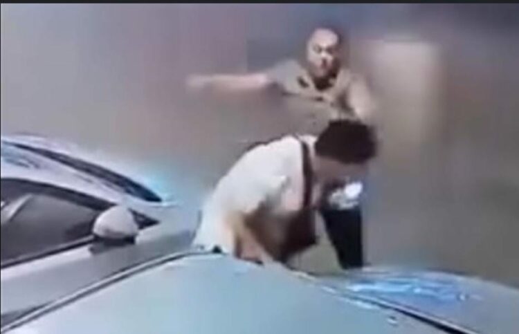 مصر / "ضابط أمن مركزي " أمام المحاكمة التأديبية بعد اعتدائه على عامل امام نادي القضاة" 1 مصر / "ضابط أمن مركزي " أمام المحاكمة التأديبية بعد اعتدائه على عامل امام نادي القضاة" 2025