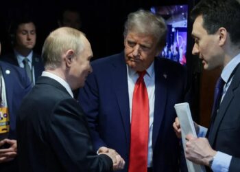 بايدن اعطاه كثير من الحلوى …ترامب يتنمر على زيلنيسكى خلال لقائه مع بوتين 2025