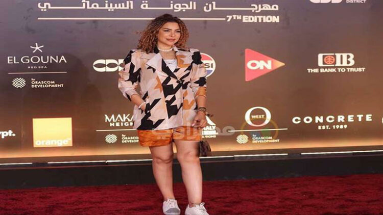 تفاصيل سرقة ألفت عمر في شارع الشانزليزيه بباريس 1 تفاصيل سرقة ألفت عمر في شارع الشانزليزيه بباريس 2025