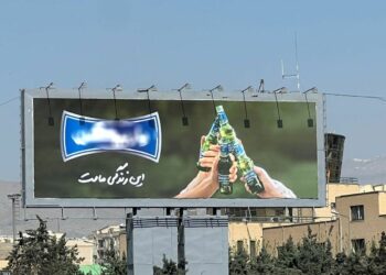 شاهد جدل واسع في إيران بعد عرض إعلان البيرة في طهران 2025