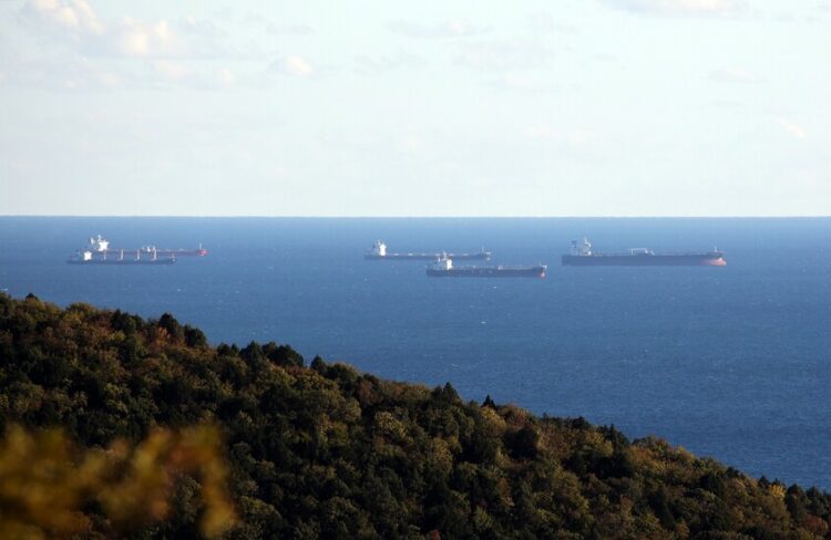 انباء عن سقوط ضحايا …حريق مدمر يلتهم ناقلة نفط روسية 2026