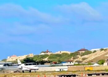 طائرة سودانية تهبط في مقديشو ضمن مهمة عسكرية غامضة 2025