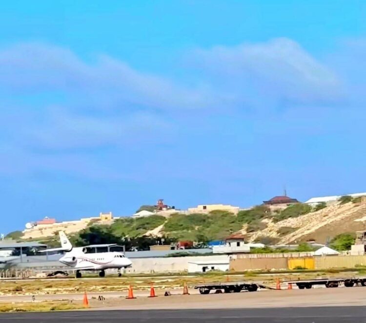 طائرة سودانية تهبط في مقديشو ضمن مهمة عسكرية غامضة 2025
