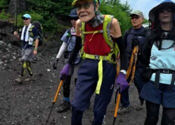 كسر الرقم القياسى العالمى… ياباني عمره 102 عام يدخل التاريخ بتسلق جبل فوجي 2025