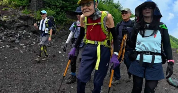 كسر الرقم القياسى العالمى… ياباني عمره 102 عام يدخل التاريخ بتسلق جبل فوجي 1 كسر الرقم القياسى العالمى… ياباني عمره 102 عام يدخل التاريخ بتسلق جبل فوجي 2025