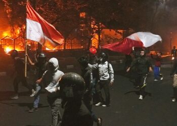 مقتل 3 أشخاص في حريق بمبنى البرلمان الإندونيسي بعد اشتباكات عنيفة بين المتظاهرين وقوات الأمن 2025