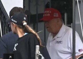 ترامب يظهر حياً في منتجعه في فرجينيا بعد شائعات وفاته 2025