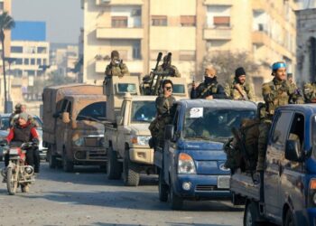 توثيق المخاوف الدولية بعد تهديد "أبو حذيفة" لأهالي حي السومرية بالعازل من الطائفة العلوية 2025