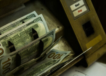 الجنيه السوداني ينهار إلى مستويات كارثية.. الدولار يتجاوز 3500 جنيه وسط عجز البنك المركزي 2025