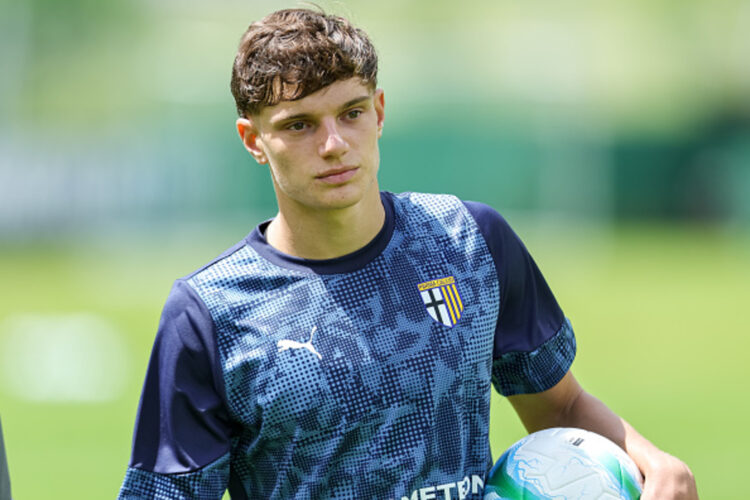 “35 مليون يورو تغير مشهد الدفاع الإنجليزي…جيوفانى ليوني أولى صفقات ليفربول الكبرى” 1 NEUSTIFT IM STUBAITAL, AUSTRIA - JULY 22: Giovanni Leoni during a training session on July 22, 2025 in Neustift im Stubaital, Austria. (Photo by Leo Simon - Parma Calcio 1913/Parma Calcio 1913 via Getty Images)