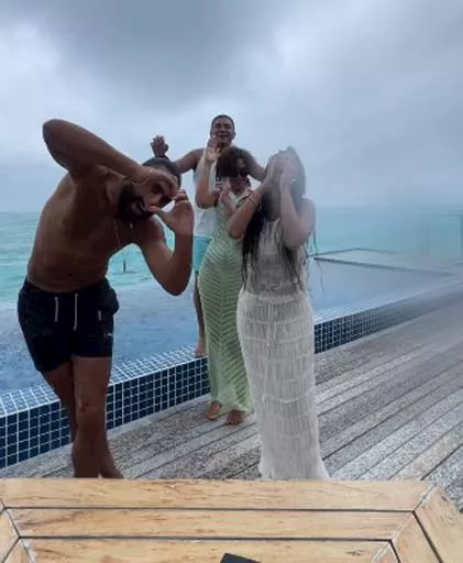 أحمد محسن ومنة عرفة قصة سفر للمالديف ومراهنات فى صالات القمار 1 أحمد محسن ومنة عرفة قصة سفر للمالديف ومراهنات فى صالات القمار 2025