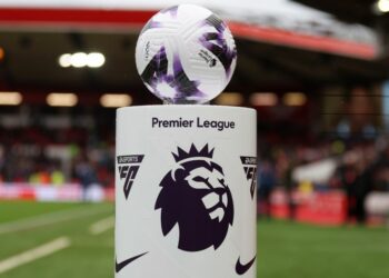 "الصراع الأزرق والأحمر: من يحسم جائزة هداف الدوري الإنجليزي الموسم؟" 2025