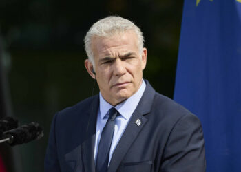 لابيد: إسرائيل تتجاهل صفقة إطلاق سراح الرهائن في غزة 2025