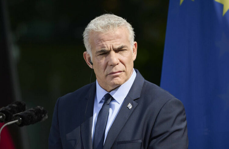 لابيد: إسرائيل تتجاهل صفقة إطلاق سراح الرهائن في غزة 2025