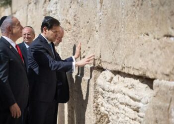 روبيو يرتدي "الكيباه" ويصلي في القدس: رسالة دعم أم دبلوماسية إنجيلية؟ 2025