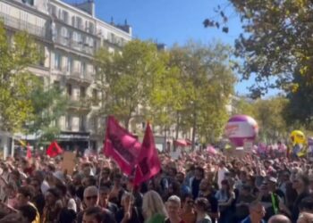 "باريس تغلي.. العمال يغلقون الشوارع والطرق احتجاجًا على ميزانية الألم" 7 "باريس تغلي.. العمال يغلقون الشوارع والطرق احتجاجًا على ميزانية الألم" 2025