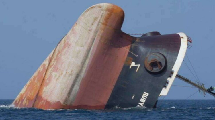 عودة غير متوقعة لسفينة غارقة تثير حالة تأهب بيئي على شواطئ القصير جنوب مصر 1 عودة غير متوقعة لسفينة غارقة تثير حالة تأهب بيئي على شواطئ القصير جنوب مصر 2025