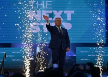 زعيم حزب الإصلاح البريطاني يتوعد بحظر الإخوان المسلمين 2025