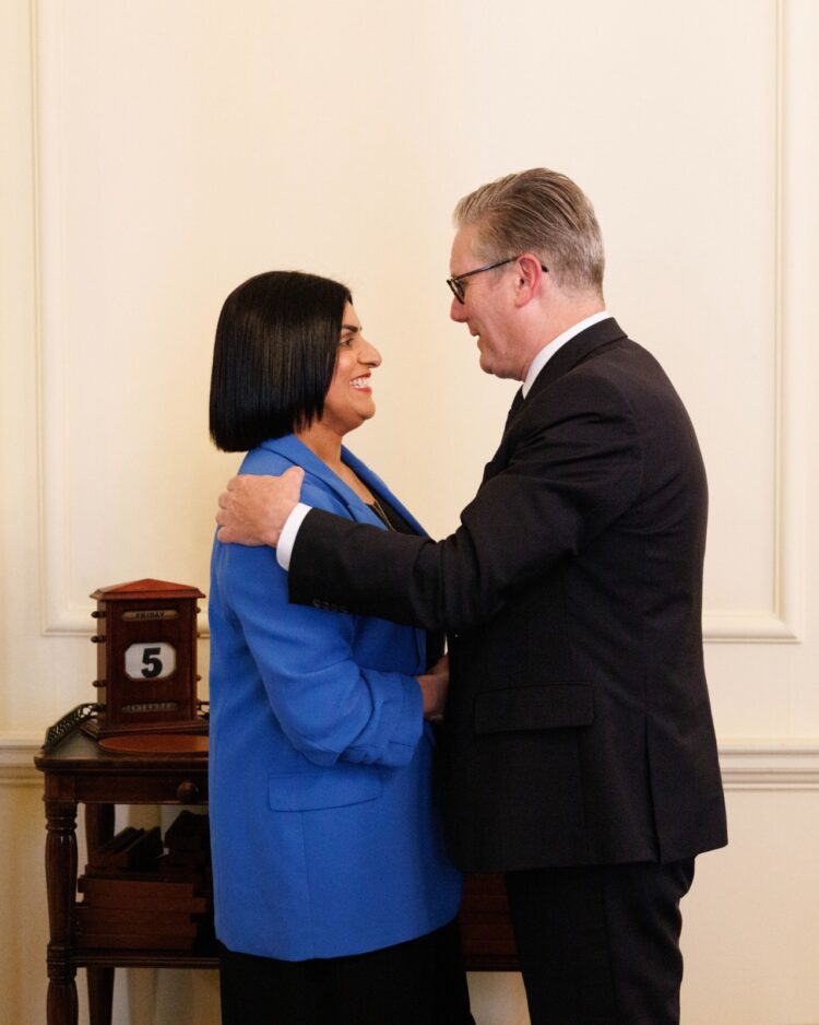 تعديل وزاري واسع في بريطانيا: ستارمر يحاول استعادة هيبة حكومته بعد استقالة راينر 2025